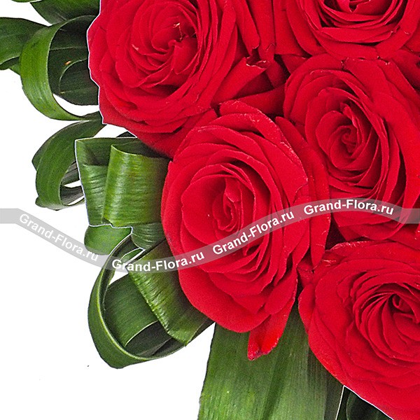 Ягодный соблазн - композиция на оазисе с клубникой  и розами в виде сердца