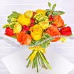 Очарование весны - букет с желтыми розами и красными тюльпанами 2