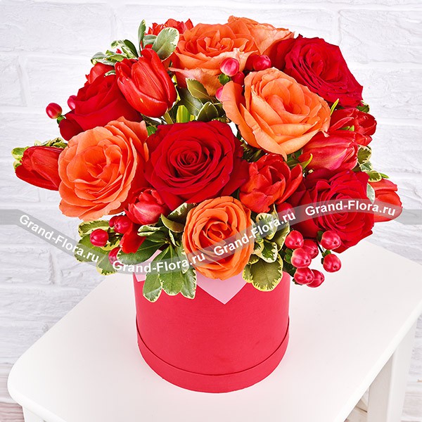 Реальная любовь - коробка с красными розами и тюльпанами