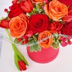 Реальная любовь - коробка с красными розами и тюльпанами 3