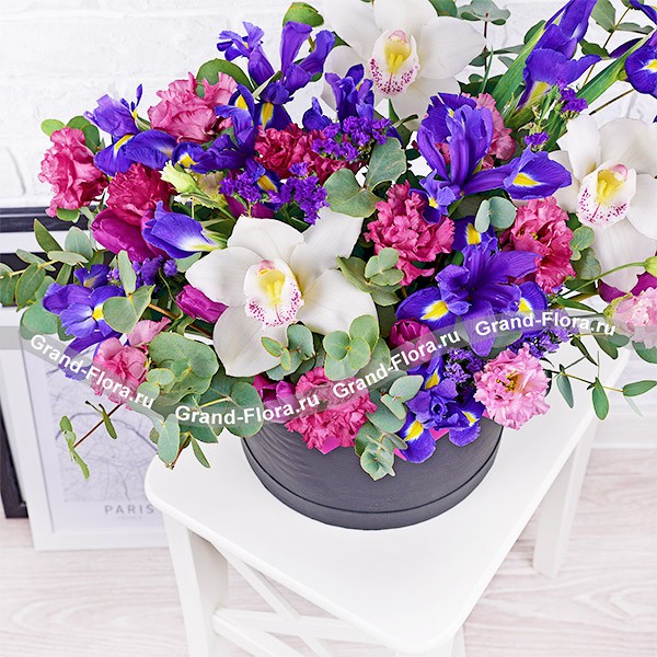 Царство цветов - коробка с белой орхидеей и ирисами