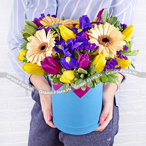 Цветы мира - коробка с  тюльпанами и ирисами