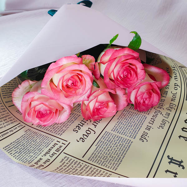 Букет из 5 розовых роз (60 см) в упаковке